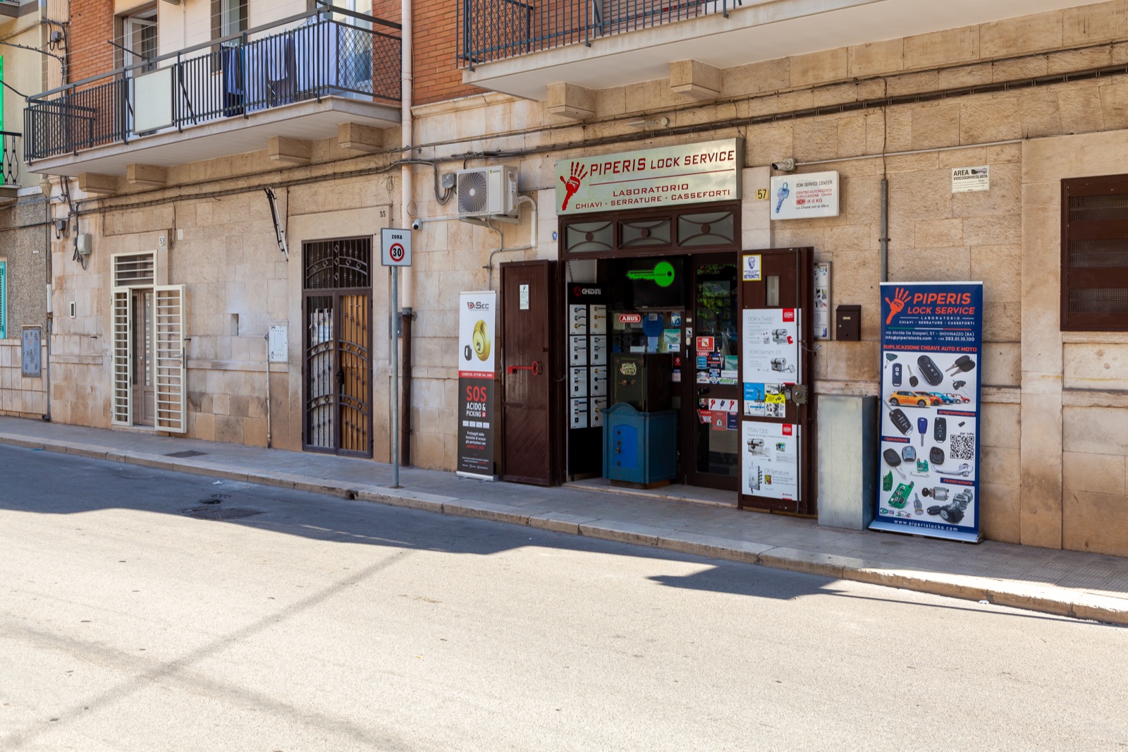 Altro scorcio del punto vendita Piperis Lock Service in via Alcide De Gasperi